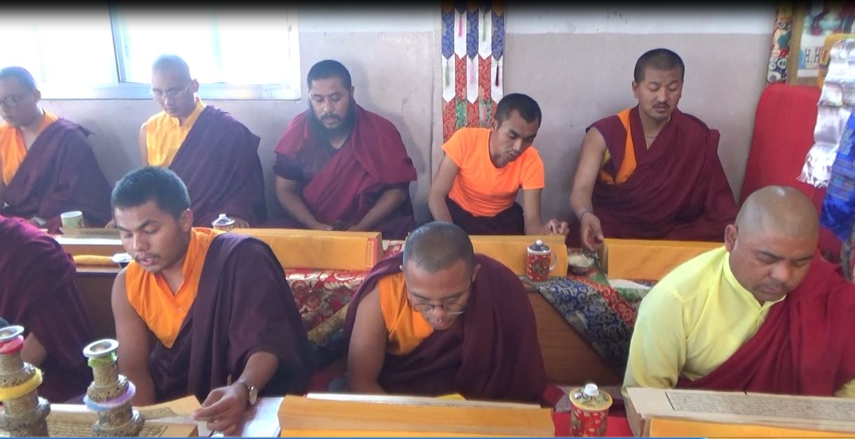 कोरोनाका कारण ज्यान गुमाएहरूको मोक्षका लागि बुमपाठ