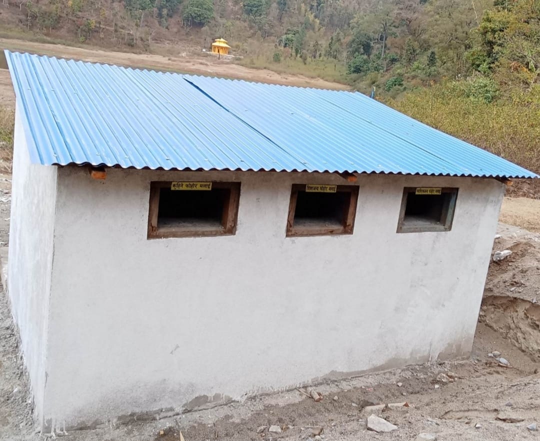 बराहपोखरी गाउँपालिकामा बराहपोखरी ताल क्षेत्रमा पदमार्ग र फोहोर व्यवस्थापन प्रणालीका लागी ४ घर निमार्ण